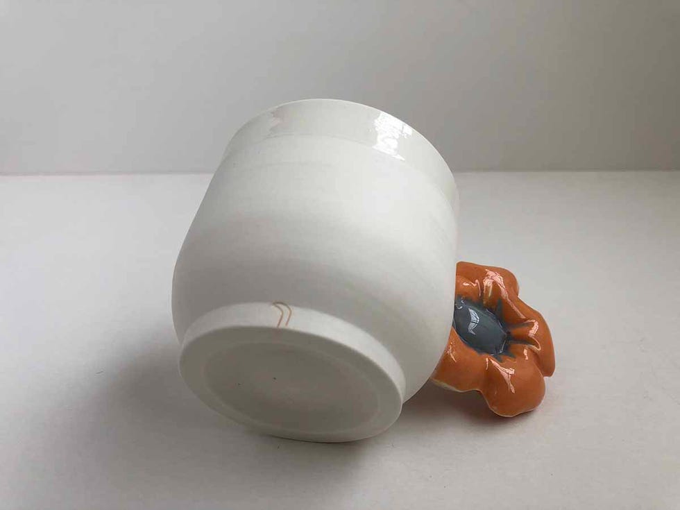 taza en gres blanco con asa flor de color teja y azul