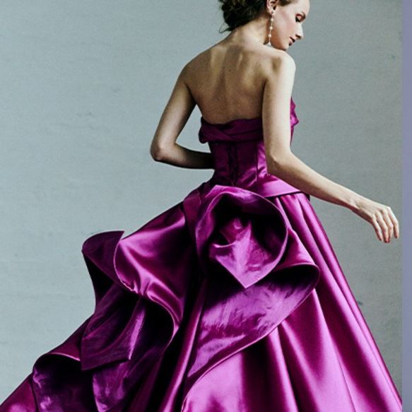 バックコンシャスのカラードレスを着たモデルの写真。
