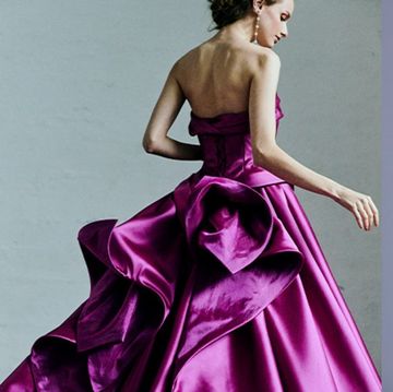 バックコンシャスのカラードレスを着たモデルの写真。