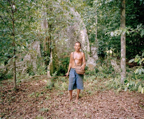 Lahaji Lasiddiq werkt als nootmuskaatteler op Pulau Ay een van de elf eilanden van de Bandaarchipel in Indonesi De Bandaeilanden maken deel uit van de Molukken een archipel die ooit werd aangeduid als de Specerijeneilanden De Bandaeilanden staan nog altijd bekend om de teelt van nootmuskaat Het is niet eenvoudig om er te komen maar het is altijd opmerkelijk aangenaam zegt fotograaf Muhammad Fadli Een vriend van me zei eens het is een rustige plek met een veelbewogen geschiedenis
