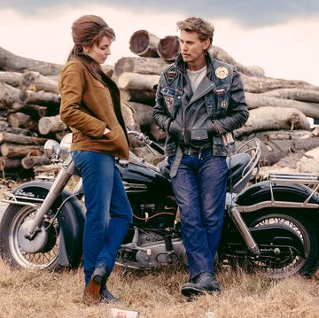 l to r jodie comer as kathy and austin butler as benny in director jeff nichols' the bikeriders, a focus features release credit kyle kaplanfocus features 2024 focus features all rights reserved