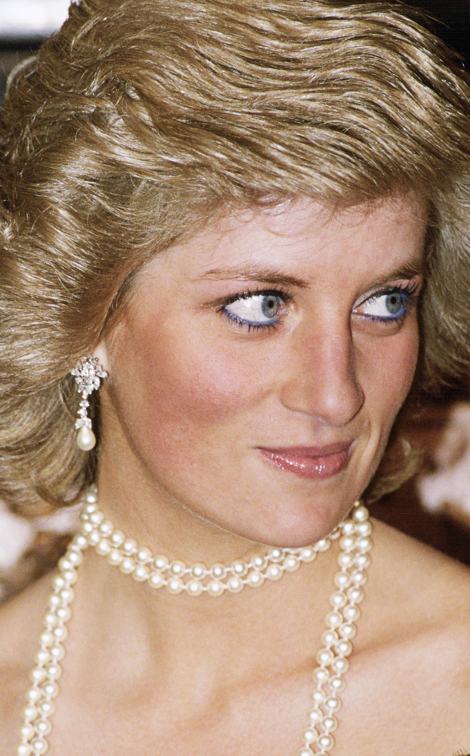 Diana loved the saphhire and pearl choker necklace! It goes very well  indeed with the white… | Princess diana fashion, Princess diana jewelry, Princess  diana family