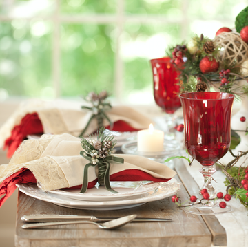 christmas dinner table, red cups and napkins, garland