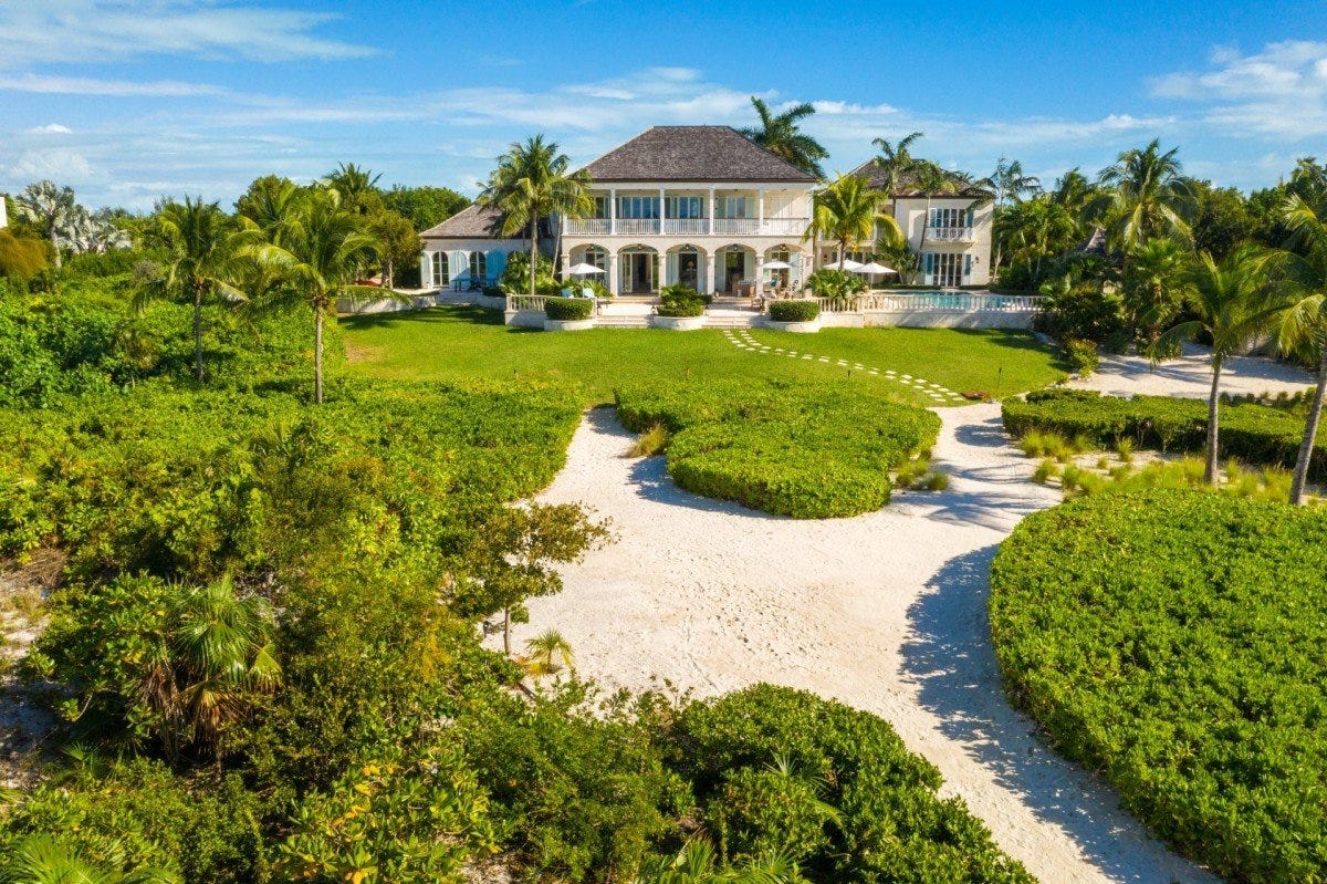 19 Luxurious Beach House Rentals for a Sun-Drenched Summer