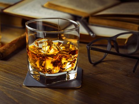 Old fashioned glass, Drink, Distilled beverage, Alcohol, Whisky, Amber, Alcoholic beverage, Rusty nail, Scotch whisky, Old fashioned, 