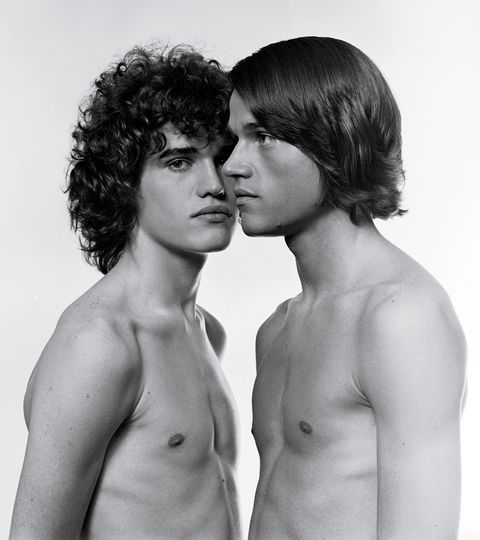 portrait of american twin brother designers jay and jed 1948 1996 johnson, 1970 photo by jack mitchellgetty images