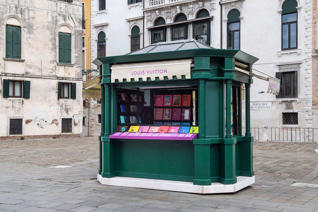 Louis Vuitton gives a new look to the newsstands in Venice