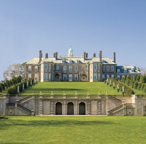 Grass, Facade, Landmark, Palace, Manor house, Lawn, Mansion, Stately home, Official residence, Classical architecture, 