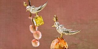 a flock of tiffany’s bird on a rock brooches stand on a yellow diamond and two stones named by the maison tanzanite and morganite