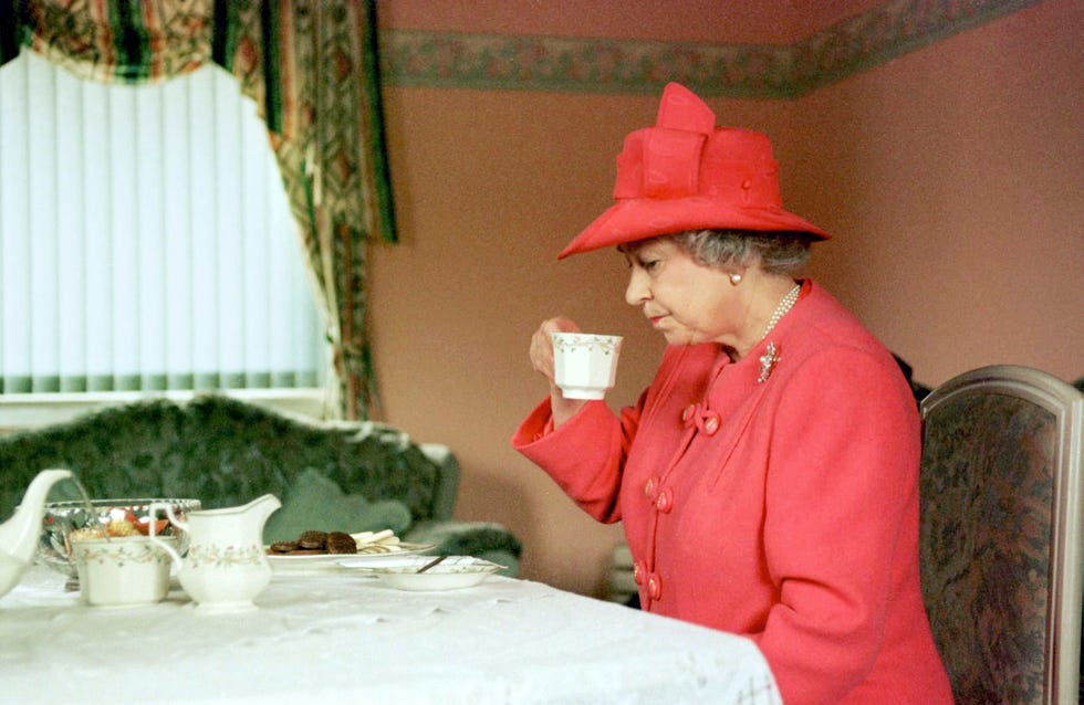 Regina Elisabetta beve il tè