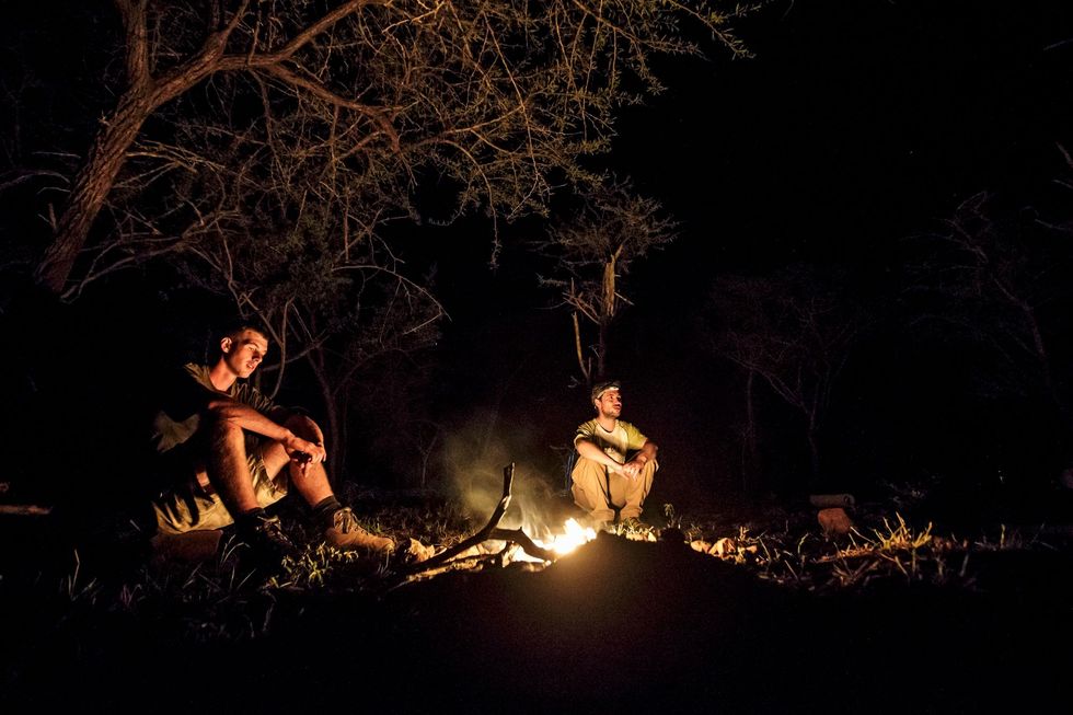 s Avonds brengen de cursisten door rond het kampvuur waar ze hun hoogte en dieptepunten van de dag bespreken en filosoferen over natuurmanagement in ZuidAfrika