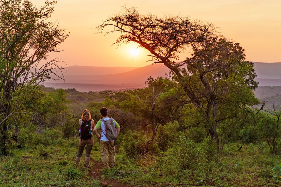Auteur Veerle Witte en een Italiaanse toerist genieten van zonsondergang in het heuvelachtige landschap van het Somkhanda Game Reserve