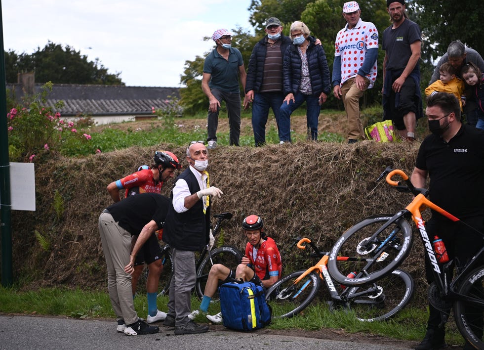 el ciclista inglés fred wright tras una caída en el tour de francia 2021