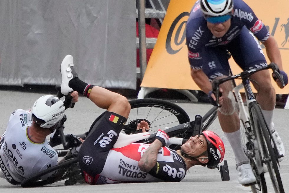 los ciclistas caleb ewan y peter sagan en un accidente en el tour de francia 2021