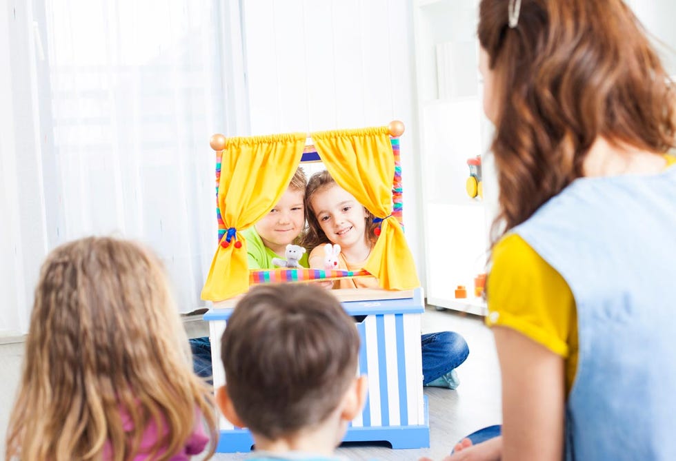 Niños haciendo teatro