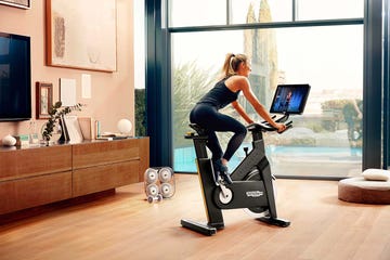 mujer en technogym bike