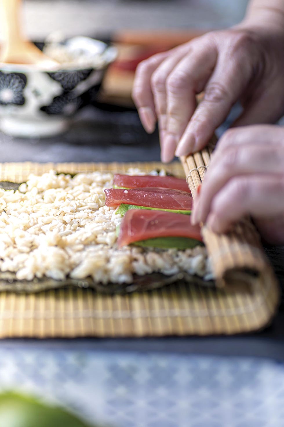 Enrollar makis (sushi)