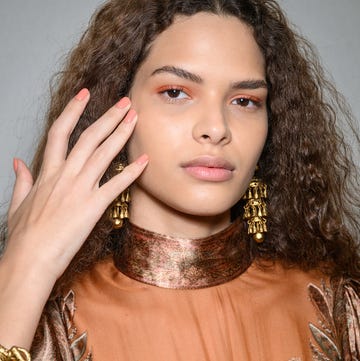 kinesiotape mujer con la mano en el rostro