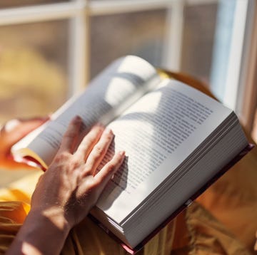 mujer sentada junto a la ventana leyendo un libro mujer sentada junto a la ventana leyendo un libro