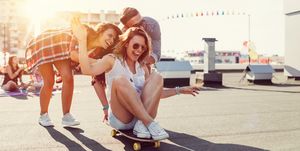 vriendengroep op een skateboard