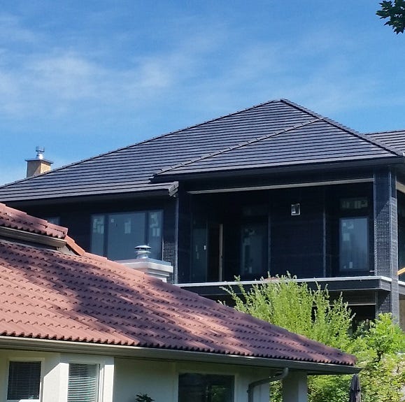 Teja con módulo solar integrado