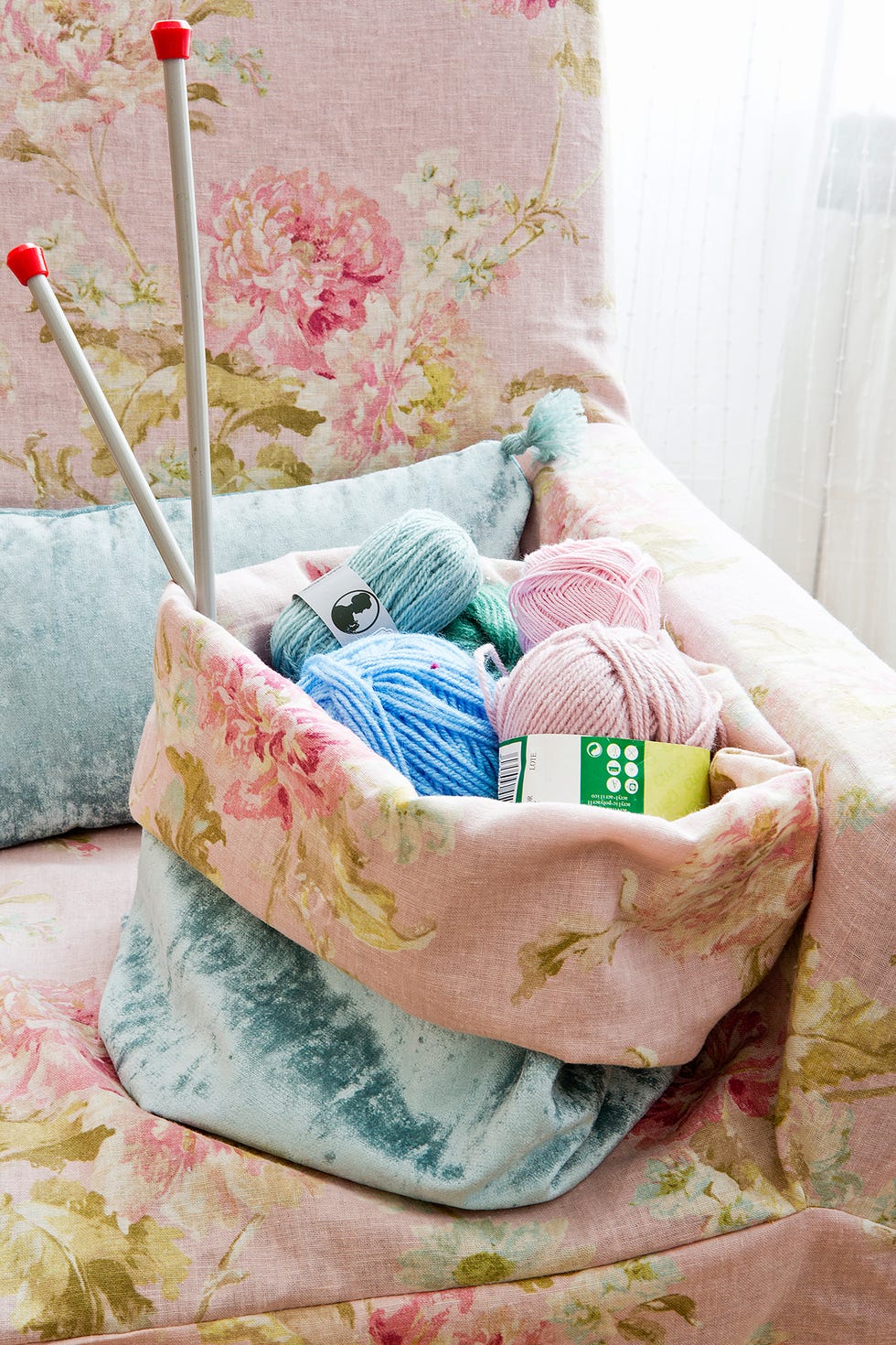tejer, un hobbie diy  local caption  una butaca tapizada  f·cil de hacer  manualidades  detalle funda de tela con estampado de flores  bolsa con costura  ovillos de lana  agujas de punto pr¡ctica 83 suplemento micasa 245 01032015 p40casa diez 226 01042016 p10