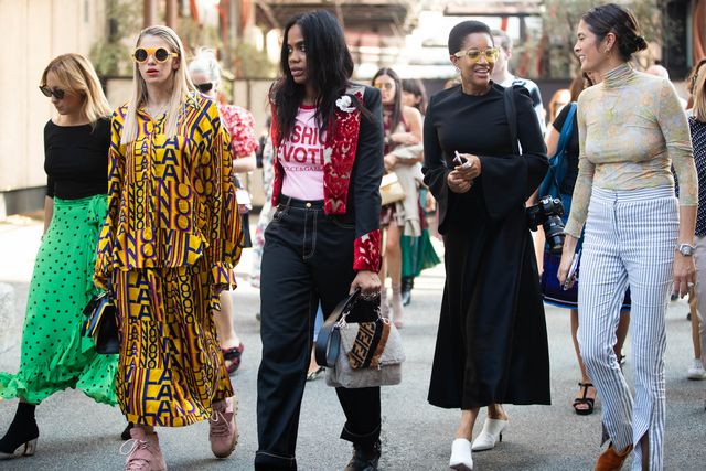 Modejournalisten en -stylisten op straat tijdens fashion week