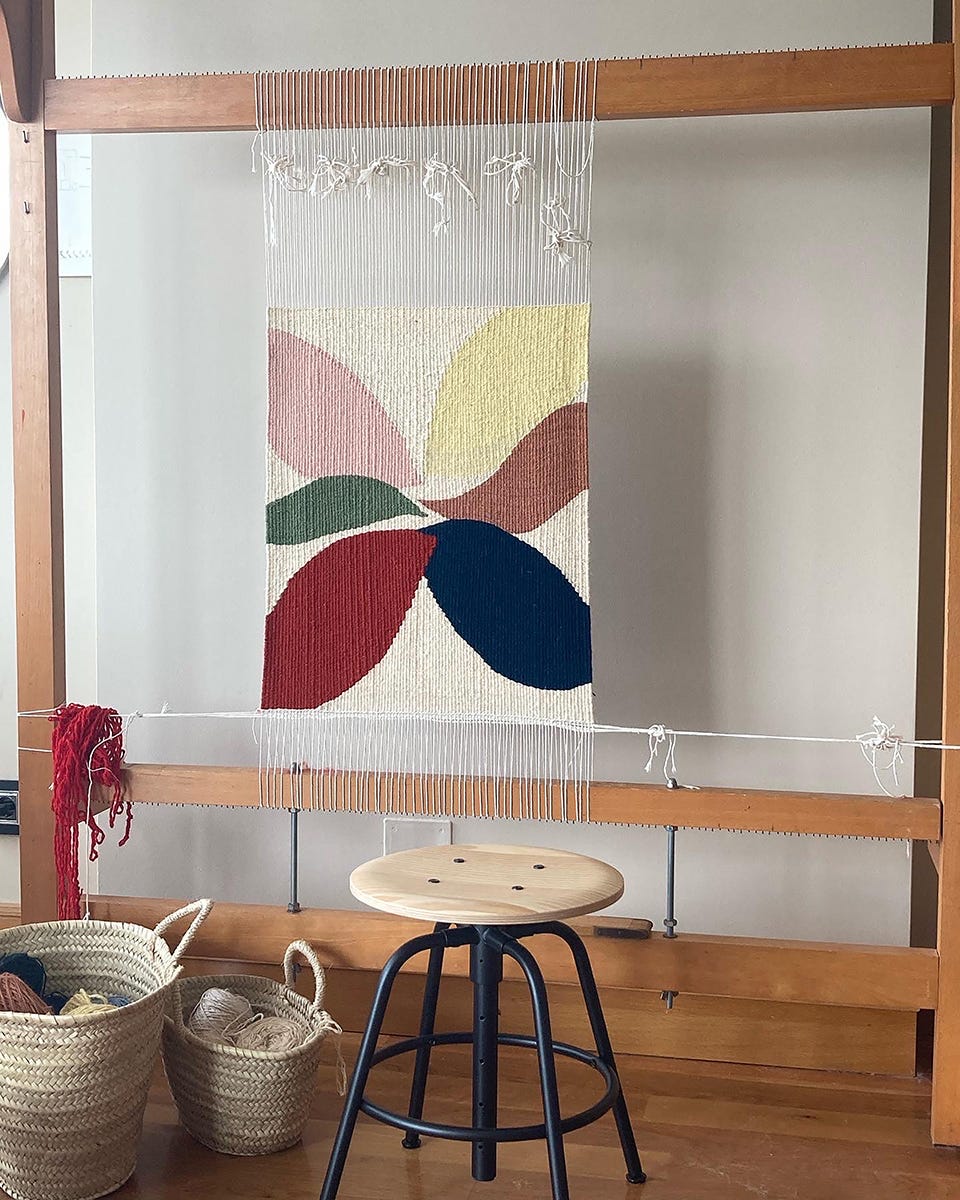 tapiz de lanas y dubujos abstractos en tela de madera