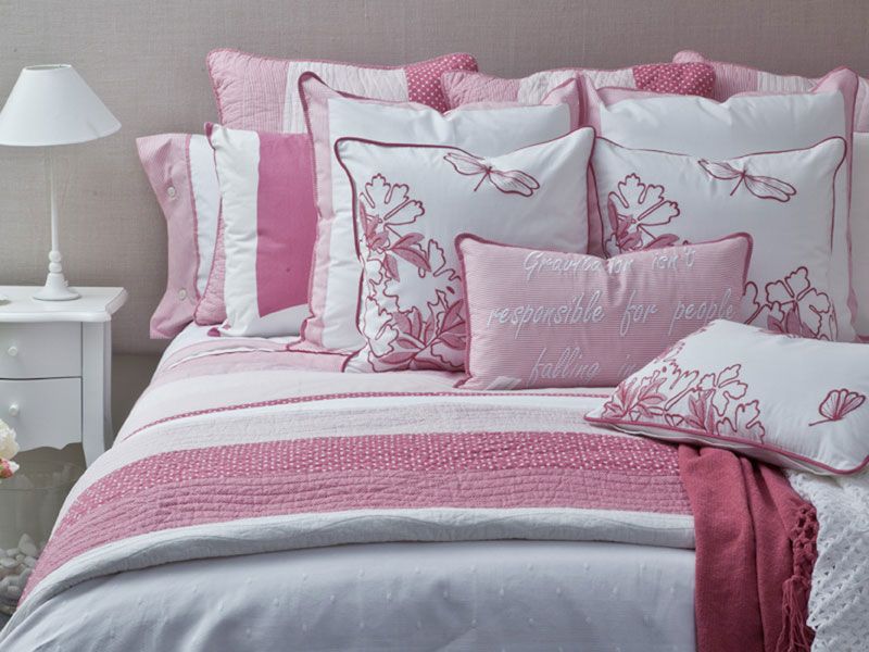 Pillow, Bedding, Bed sheet, Pink, Furniture, Cushion, Duvet cover, Bed, Lilac, Textile, 
