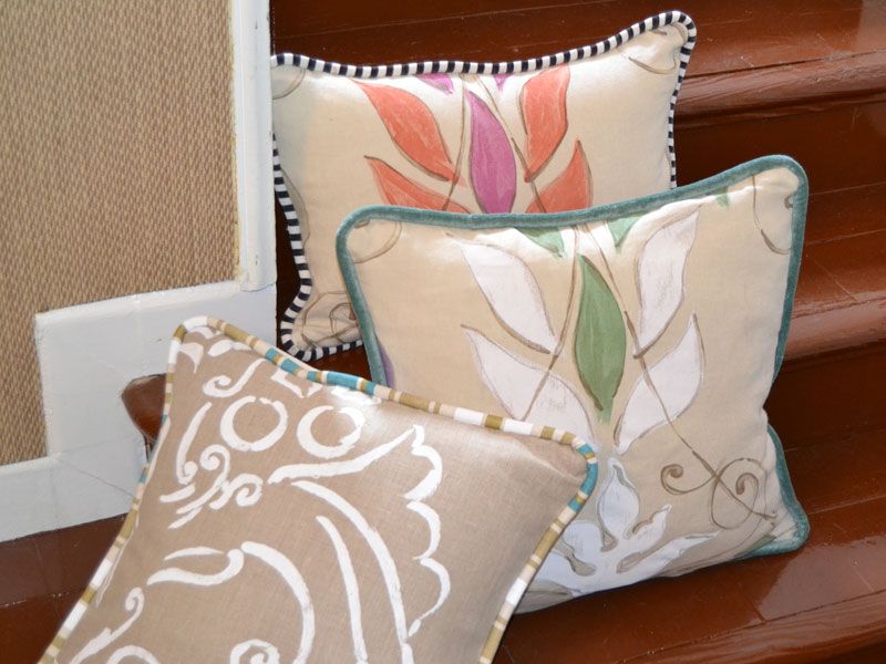 Pillow, Cushion, Throw pillow, Furniture, Bedding, Textile, Linens, Room, Home accessories, Couch, 