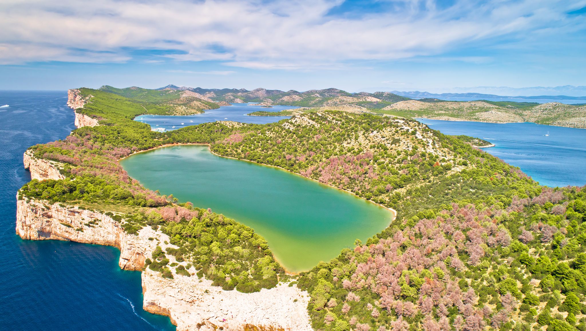 het natuurpark telašćica met de vele witte kliffen en het groene zoutmeer mir op het kroatische eiland dugi otok