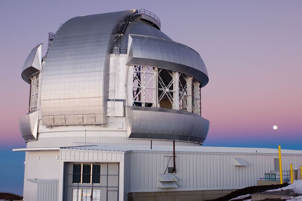 af7th4 gemini northern 8 meter telescope at mauna kea observatory hawaii with the full moon rising behind