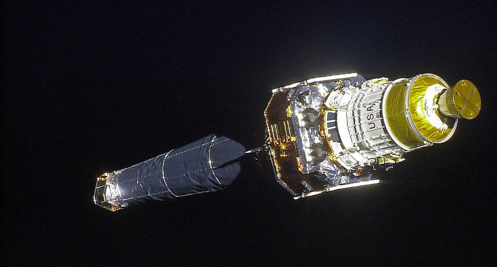 2c6nc4w 23 july 1999     the chandra x ray observatory and its upper stage were captured during separation from the space shuttle columbia with the sts 93 hdtv camcorder inside the crew cabin