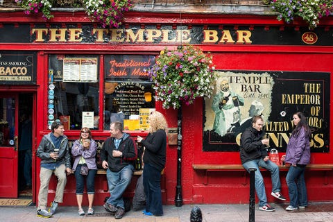 Gasten staan op straat voor het caf The Temple Bar waaraan de hele wijk zijn naam dankt