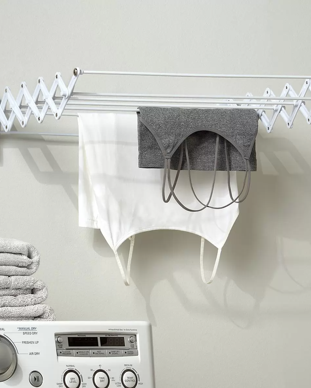 Ikea tiene la solución de almacenaje para crear tu propia habitación de la  colada: una combinación con estantes y hueco para la lavadora y cestos de  ropa sucia