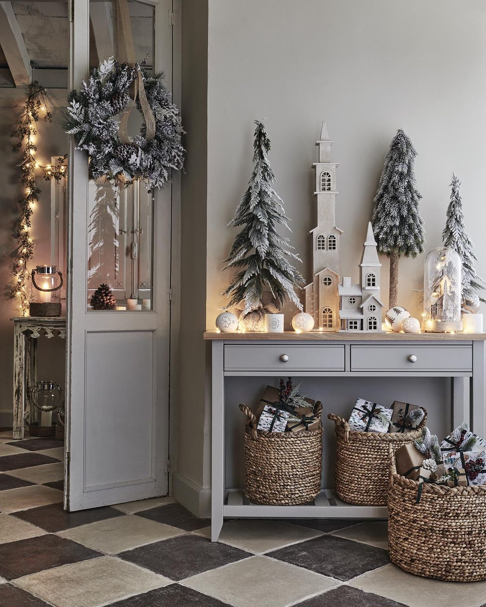 Hermoso interior de navidad con sofá, chimenea decorativa y abeto