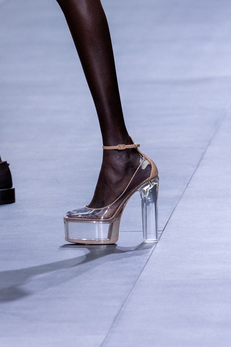 tendencias zapatos sandalias primavera 2023 valentino