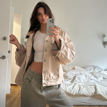 tendenze moda 2024 colori pastello emily ratajkowski