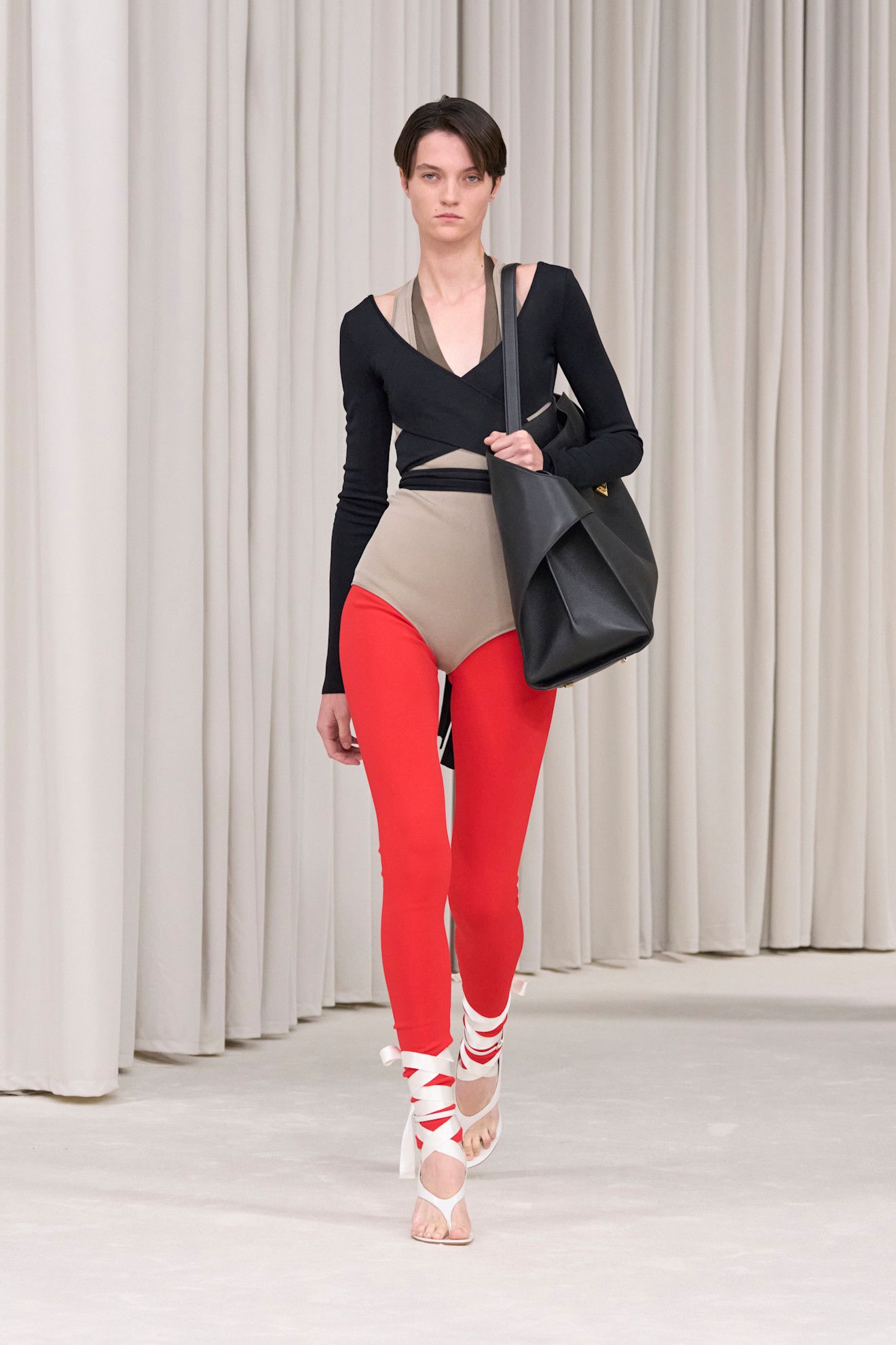 Moda 2025 i leggings rossi sono in tendenza di stagione