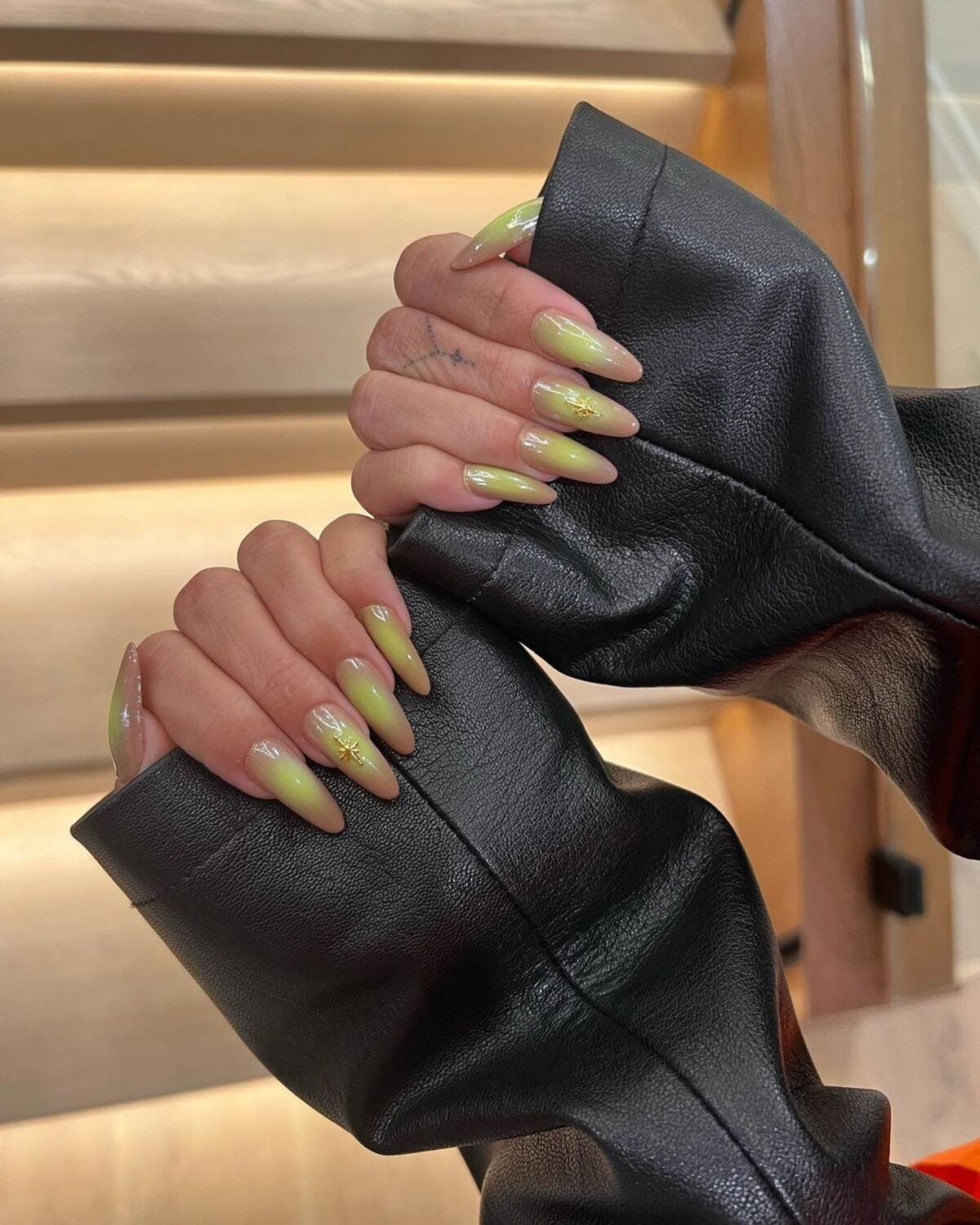 Tendenze unghie autunno 2023: le previsioni della nail artist di Hailey  Bieber