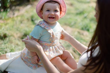 nina con sombrerito y vestido rosa