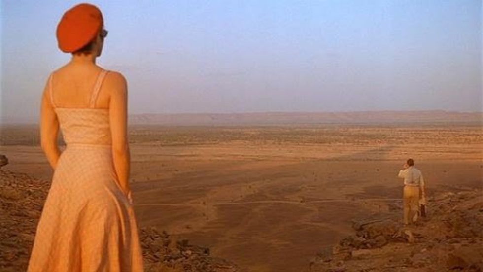 una scena da ﻿il tè nel deserto﻿﻿, del 1990, con ﻿﻿debra winger e john malkovich