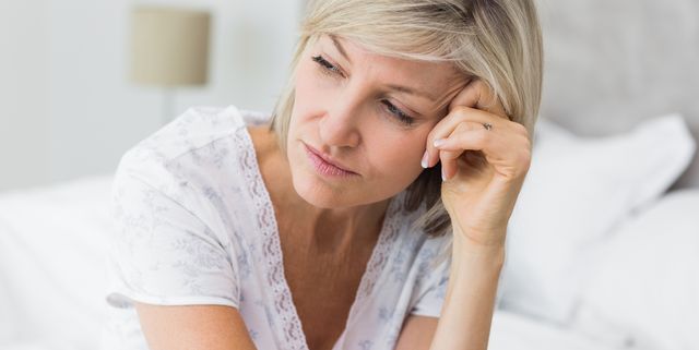 Симптомы менопаузы после 40. Расстроенная женщина в возрасте. Климактерический период у женщин. Что такое менопаузы у женщин. Климакс у женщин картинки.