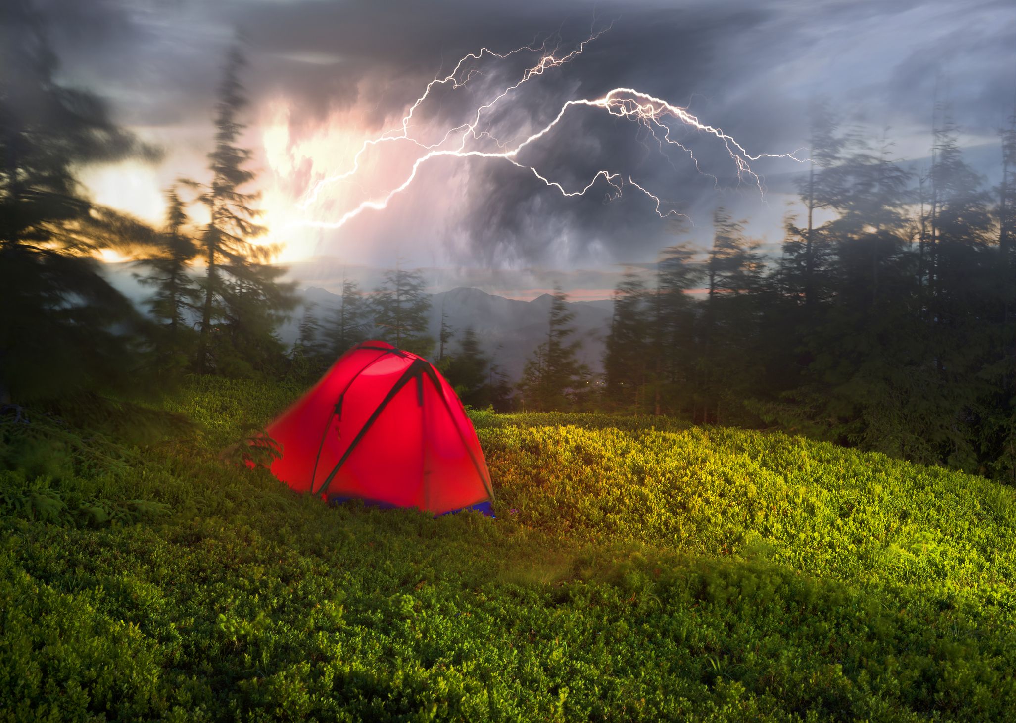 What To Do If You're In a Thunderstorm While Hiking - Cortazu