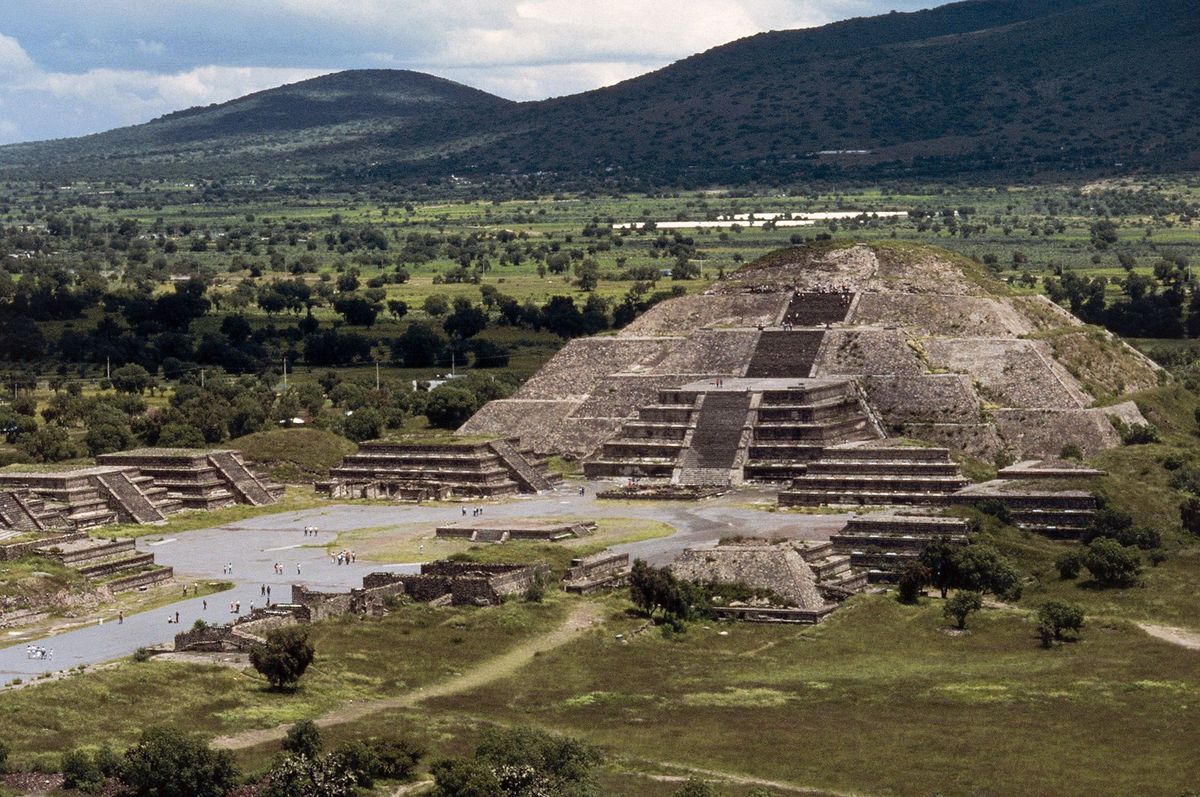 De archeologische vindplaats van Teotihuacn ligt op drie kwartier rijden ten noordoosten van MexicoStad