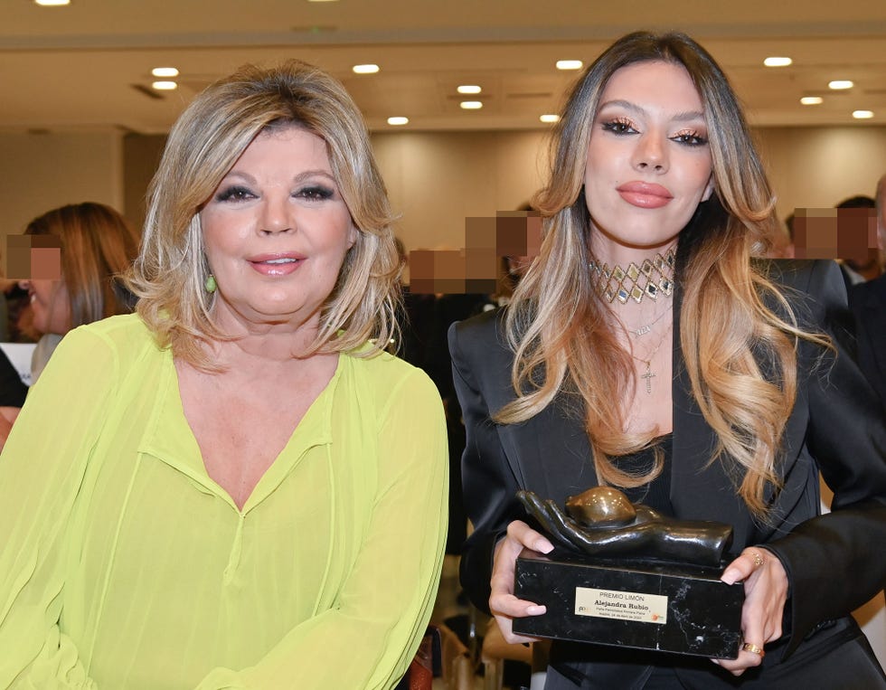 la presentadora posa con su hija