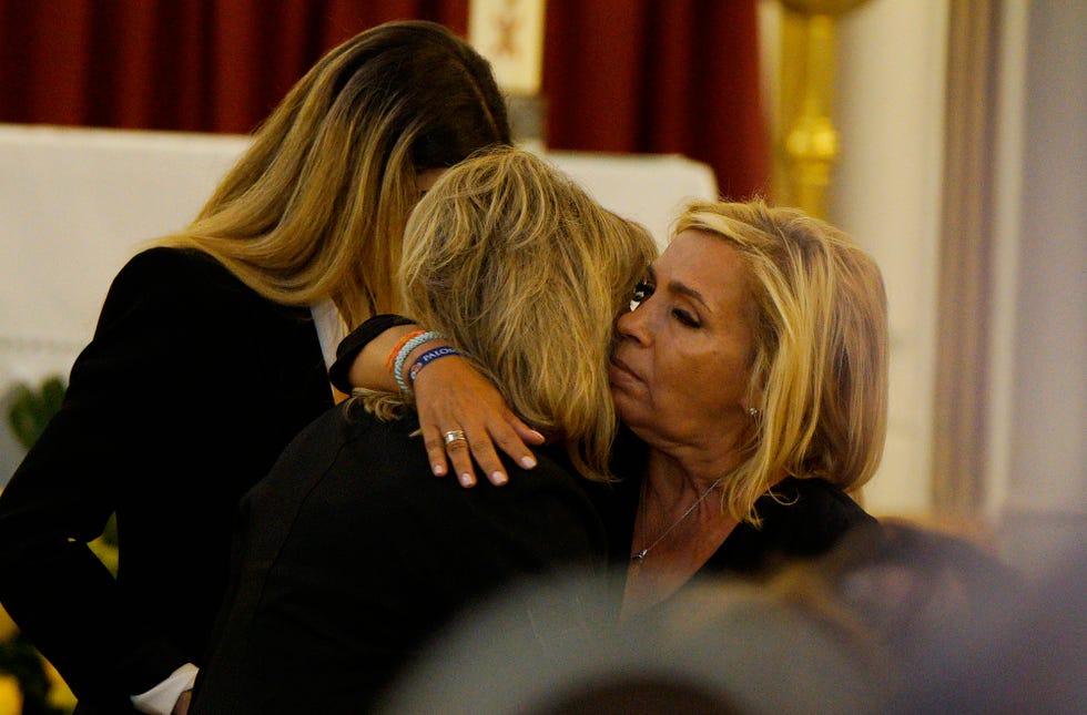 carmen borrego y terelu campos lloran en el funeral de su madre, maría teresa campos