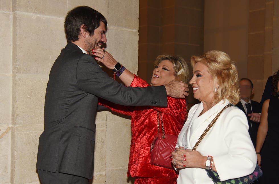 terelu campos y carmen borrego junto al ministro de cultura ernest urtasun en la cena en honor a los galardonados con la medalla de oro al merito en las bellas artes