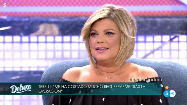 Face, Facial expression, Chin, Blond, Television presenter, Photo caption, Smile, Mouth, Newscaster, Neck, 