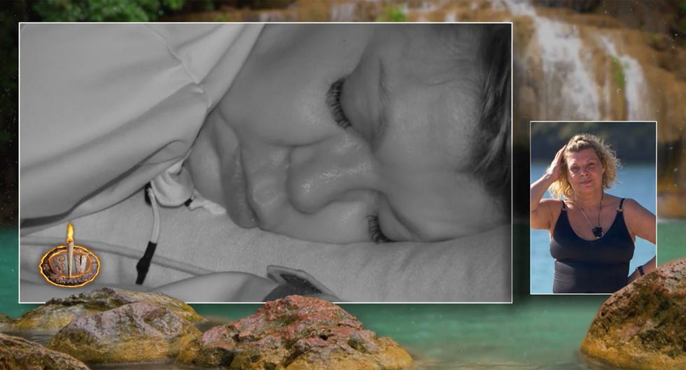 la colaboradora durmiendo en playa calma